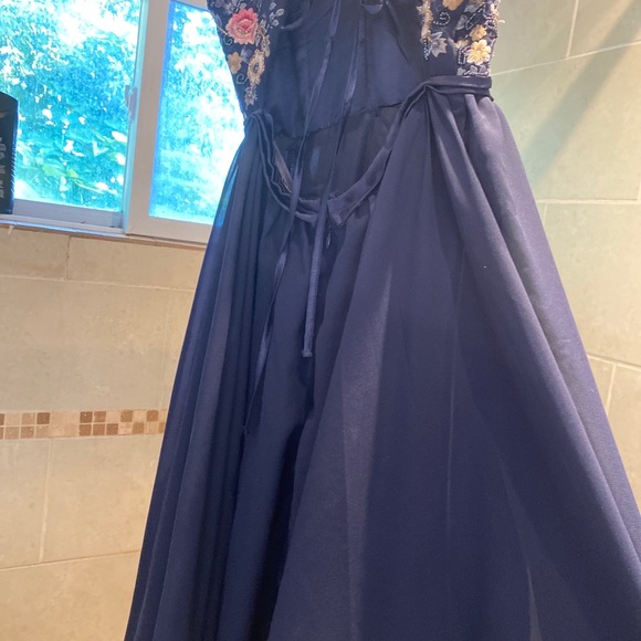 Clothes - Picture 7 of 12